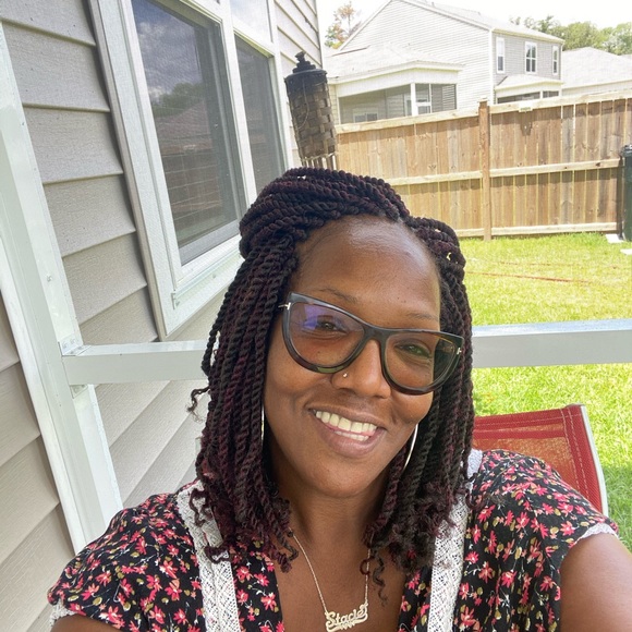 Meet your Posher, Stacie - Picture 2 of 2